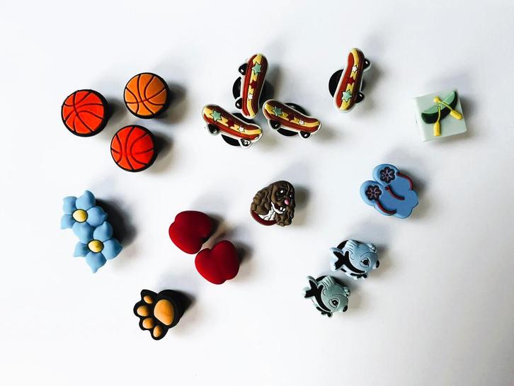 Jibbitz versiering pins speldjes voor je Crocs, Kinderen en Baby's, Kinderkleding | Schoenen en Sokken, Gebruikt, Overige typen