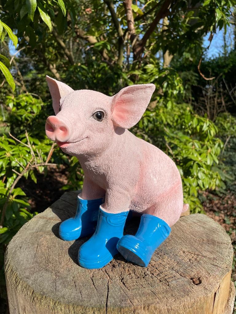 Varken laarsjes zittend, Blauw boerderij, tuin, 25cm, Tuin en Terras, Tuinbeelden, Ophalen of Verzenden, Nieuw, Kunststof, Dierenbeeld