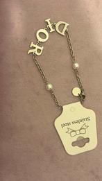 Zilverkleurige armband met parels en 'DIOR' letters, Sieraden, Tassen en Uiterlijk, Armbanden, Staal, Nieuw, Ophalen of Verzenden