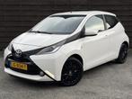 Toyota Aygo 1.0 VVT-i x-play / AC / CAMERA / GR.SCHERM / NAP, Auto's, Gebruikt, Euro 6, 4 stoelen, Wit