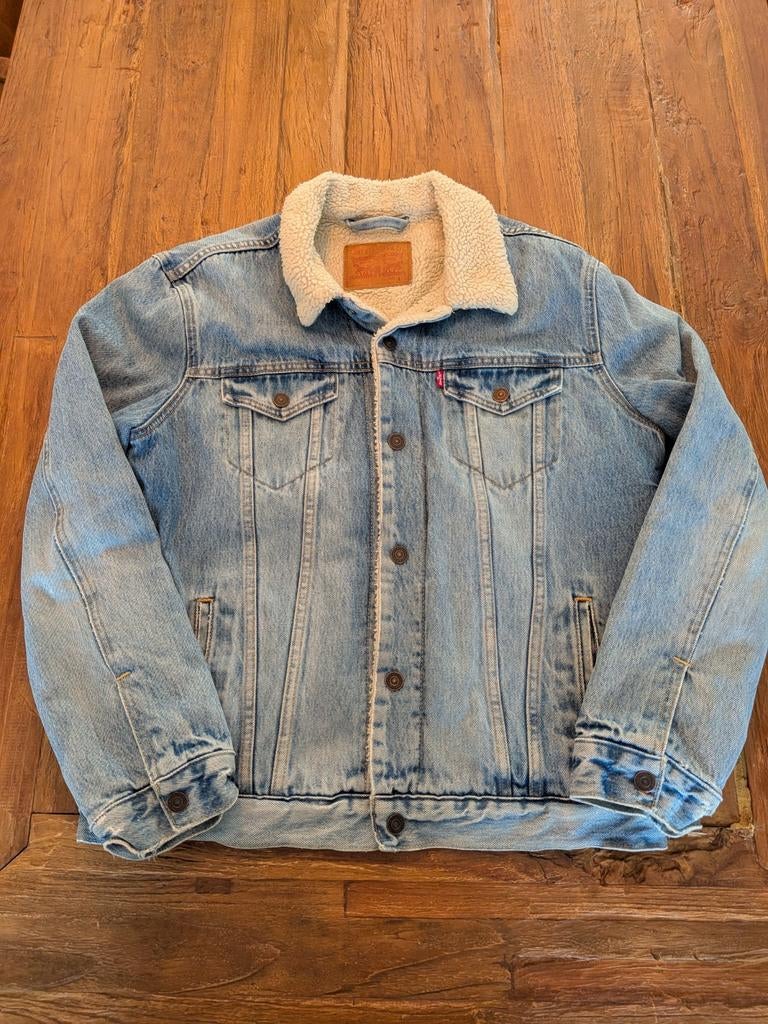 Blauwe Levi's spijkerjas gevoerd met wit bont - Maat L, Maat 52/54 (L), Blauw, Ophalen of Verzenden, Zo goed als nieuw