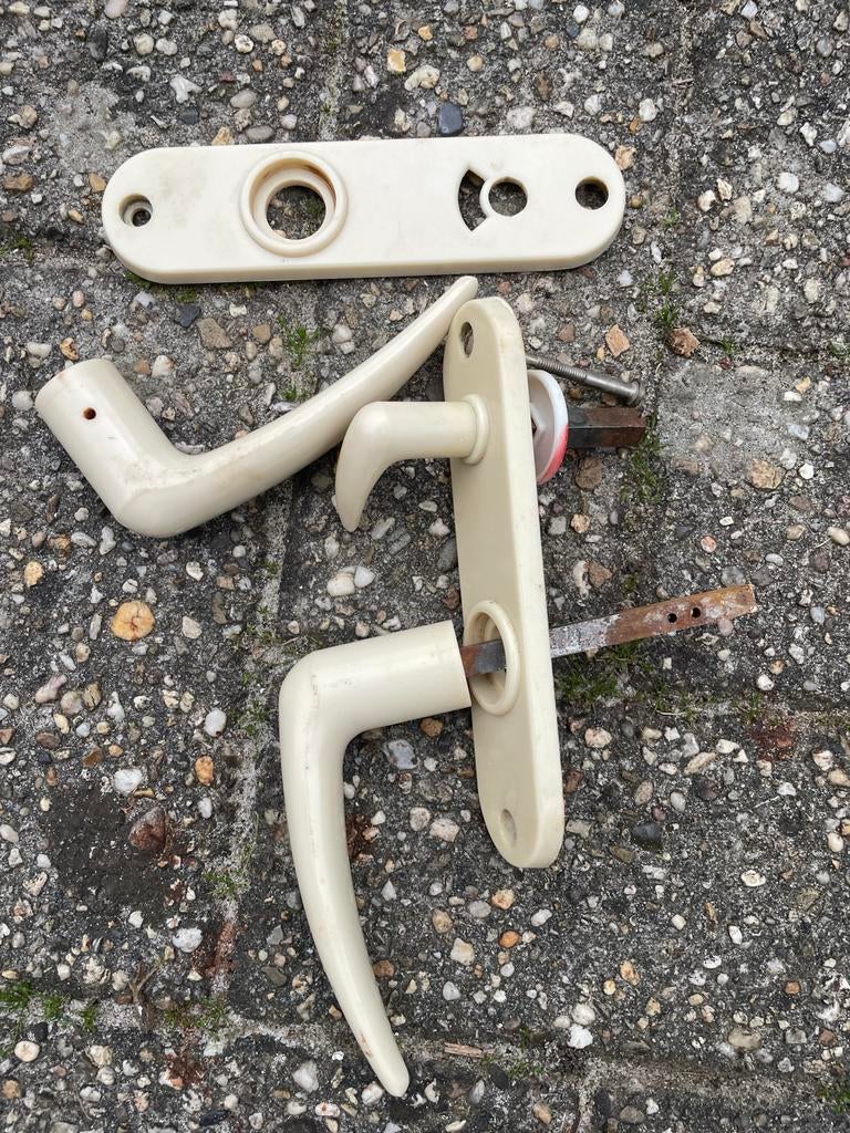 Deurklinken set met schild, beige oude klinken, Ophalen, Gebruikt, Overige materialen, Klink of Kruk