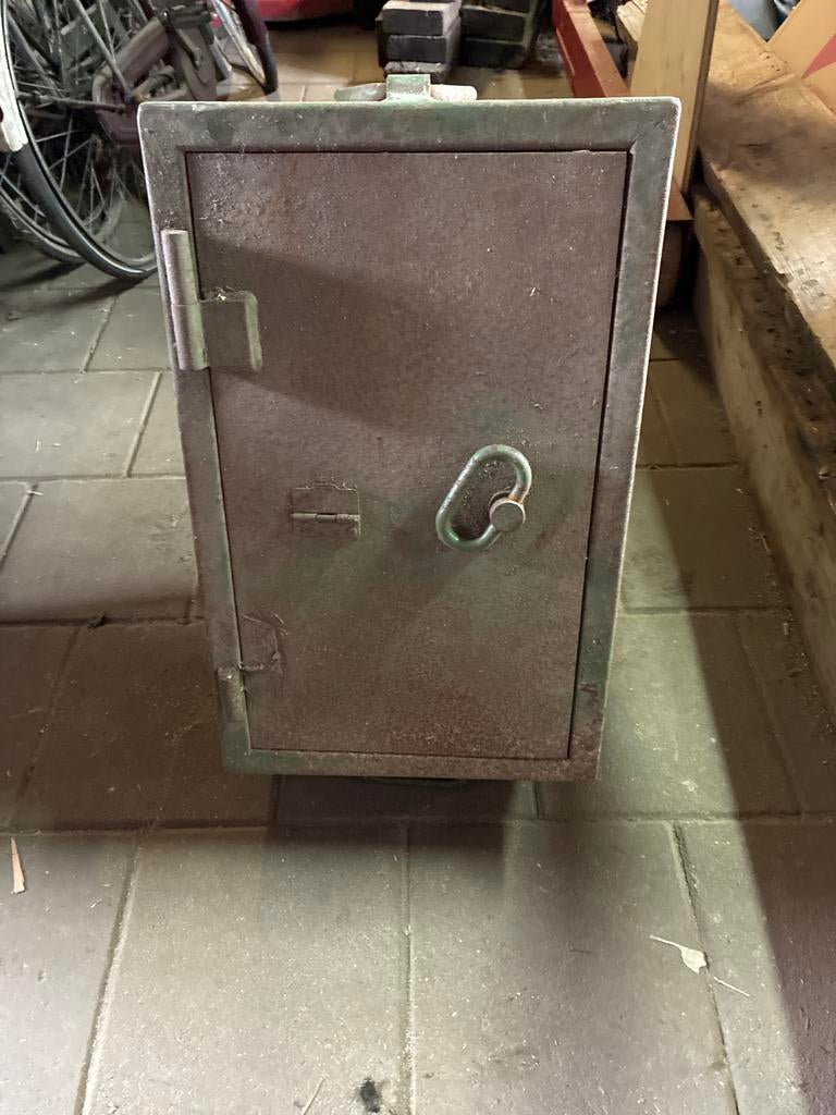 Oude metalen kist / kluis, Huis en Inrichting, Brandblussers en Brandkasten, Ophalen, Gebruikt, Brandkast