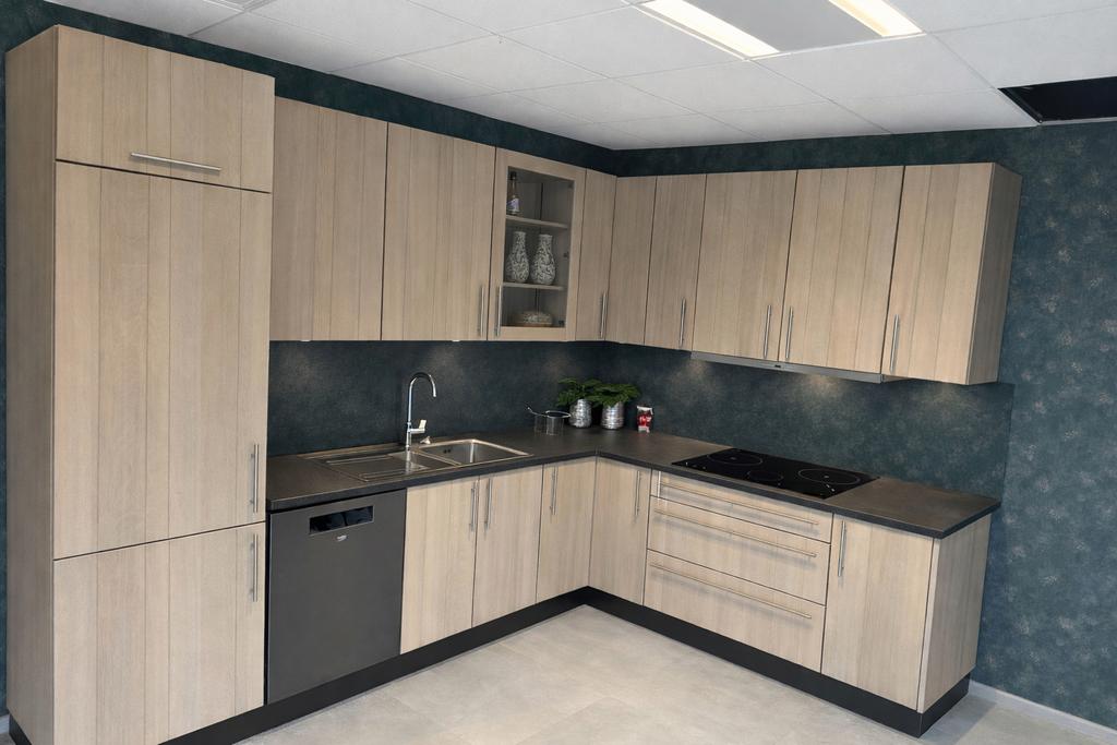 Eikenfineer hoekkeuken met apparatuur en granieten bladen, Huis en Inrichting, Keuken | Complete keukens, Ophalen, Bruin, Hoekkeuken