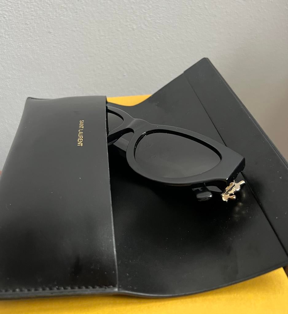 Zonnenbril , yves saint laurent, dames, Ophalen of Verzenden, Zo goed als nieuw, Zwart, Overige merken
