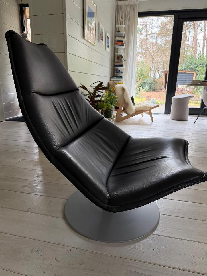 Artifort fauteuil F585 in zwart Ox leer, Huis en Inrichting, Fauteuils, Zo goed als nieuw, Leer, 75 tot 100 cm, 100 tot 125 cm