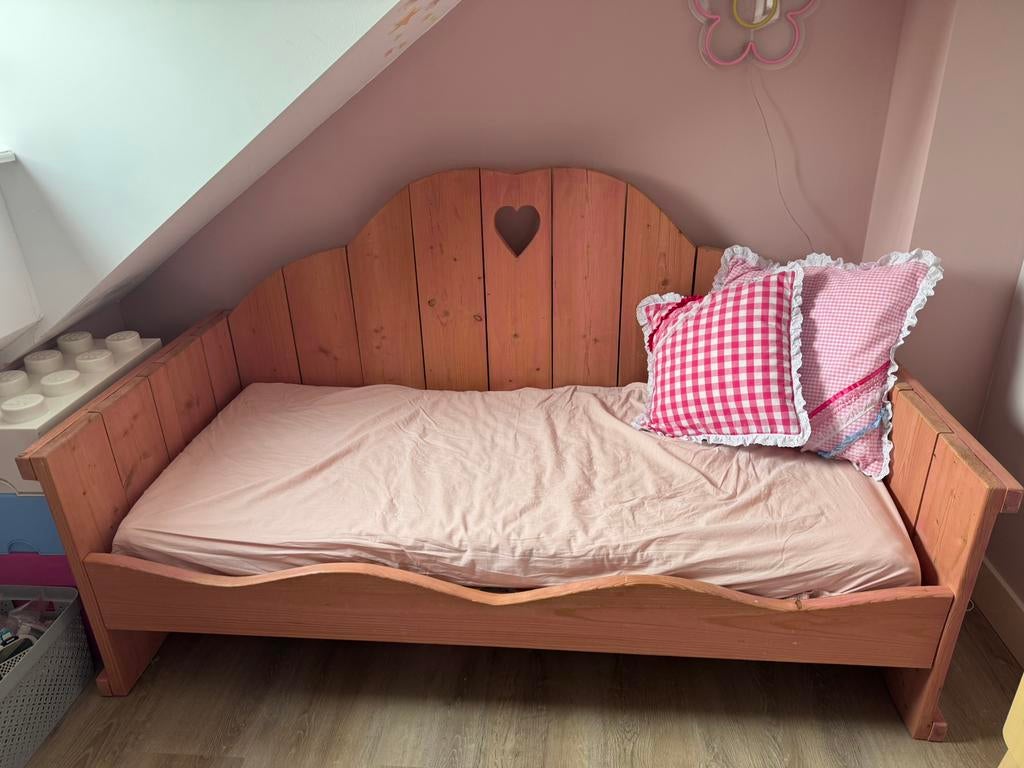 Meisjes bed, roze met hartjes saartje prum, Kinderen en Baby's, Kinderkamer | Bedden, Ophalen, 85 tot 100 cm, Zo goed als nieuw