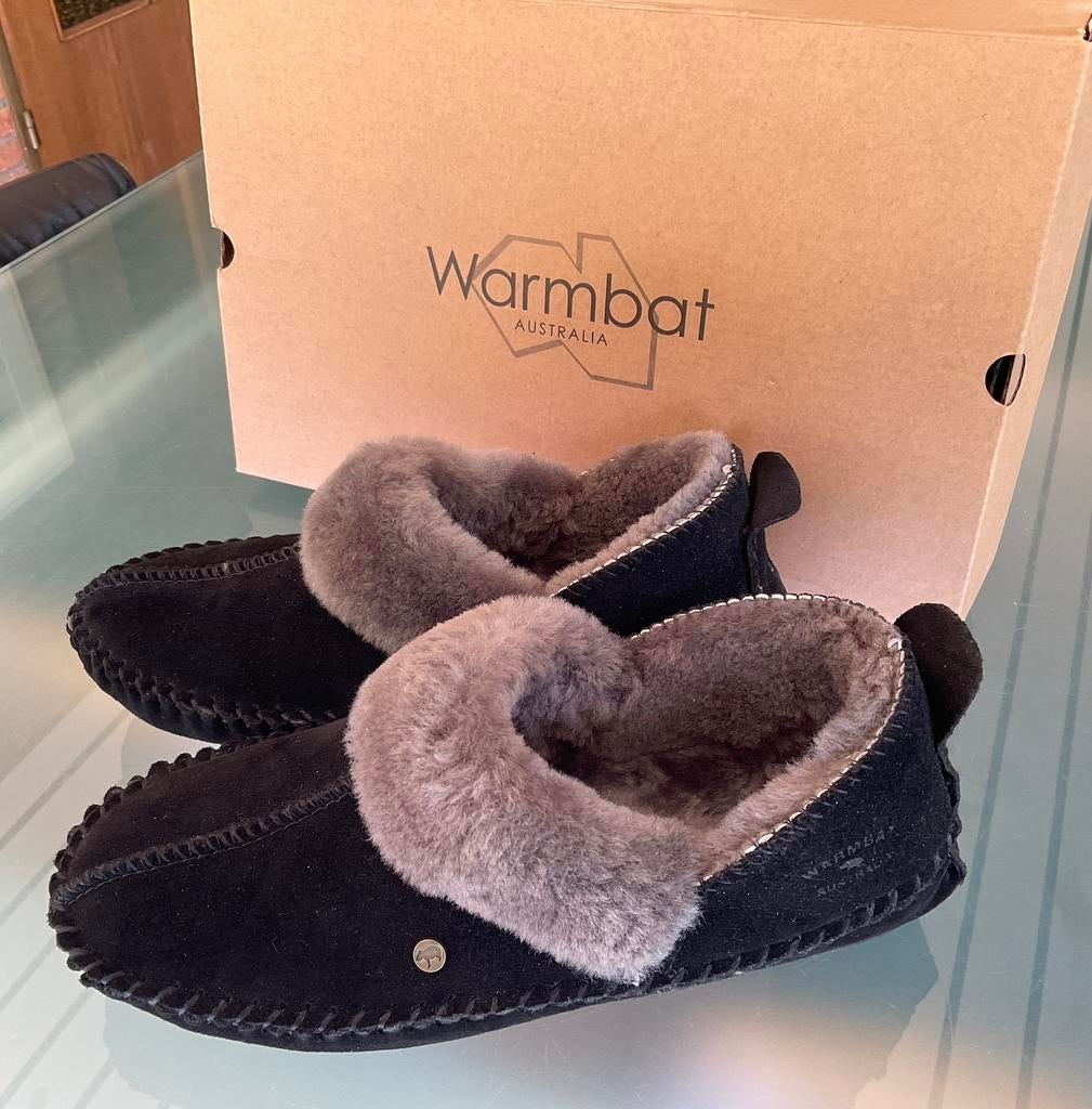 Pantoffels Warmbat Barrine Suede NIEUW!, Ophalen, Zo goed als nieuw, Zwart, Pantoffels of Sloffen