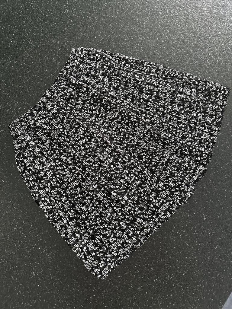 Zwart-witte bloemenprint rokje met n broekje erin, Kleding | Dames, Maat 38/40 (M), Zwart, Ophalen of Verzenden, Zo goed als nieuw