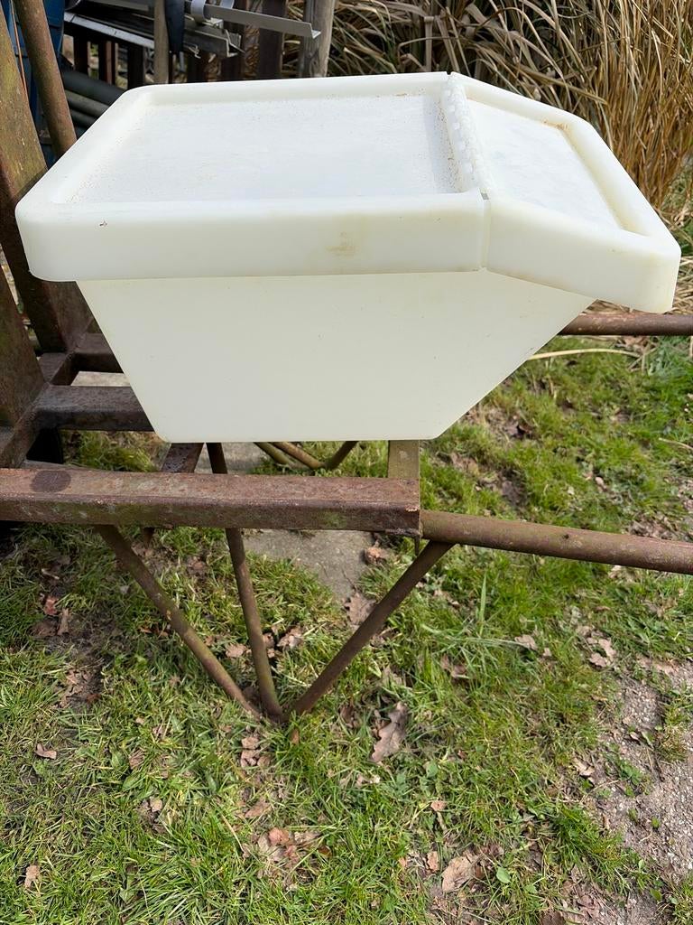 9 kunststof bakken met vulklep - Ideaal voor opslag, Doe-het-zelf en Verbouw, Kratten en Dozen, Ophalen, Gebruikt, 40 tot 60 cm