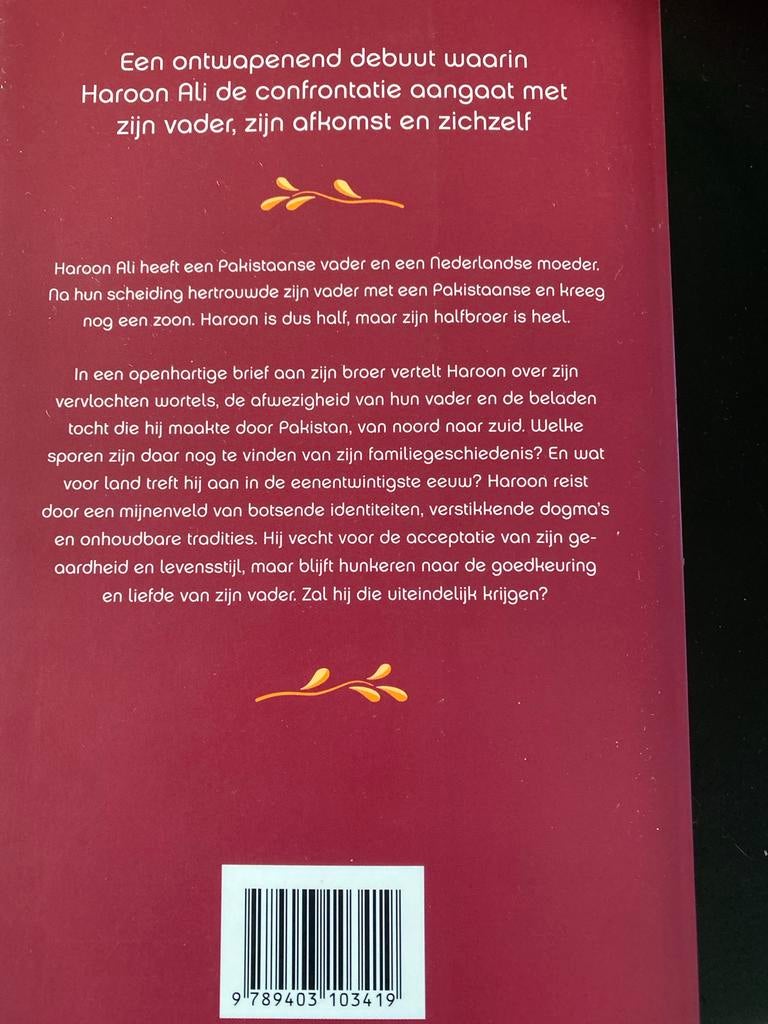 Half - Haroon Ali (Boek), Ophalen of Verzenden, Gelezen, Nederland