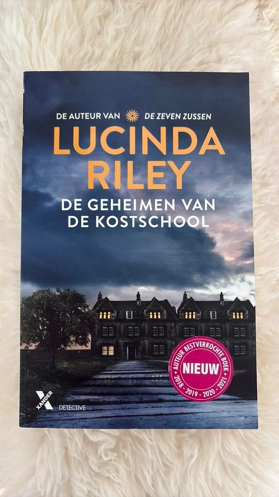 Lucinda Riley - De geheimen van de kostschool, Ophalen of Verzenden, Zo goed als nieuw, Lucinda Riley