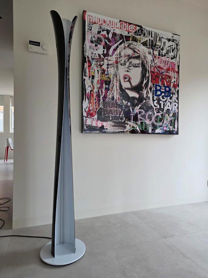 Artemide Cadmo vloerlamp - Zwart/Wit - Zo goed als nieuw, Huis en Inrichting, Lampen | Vloerlampen, Zo goed als nieuw, 150 tot 200 cm