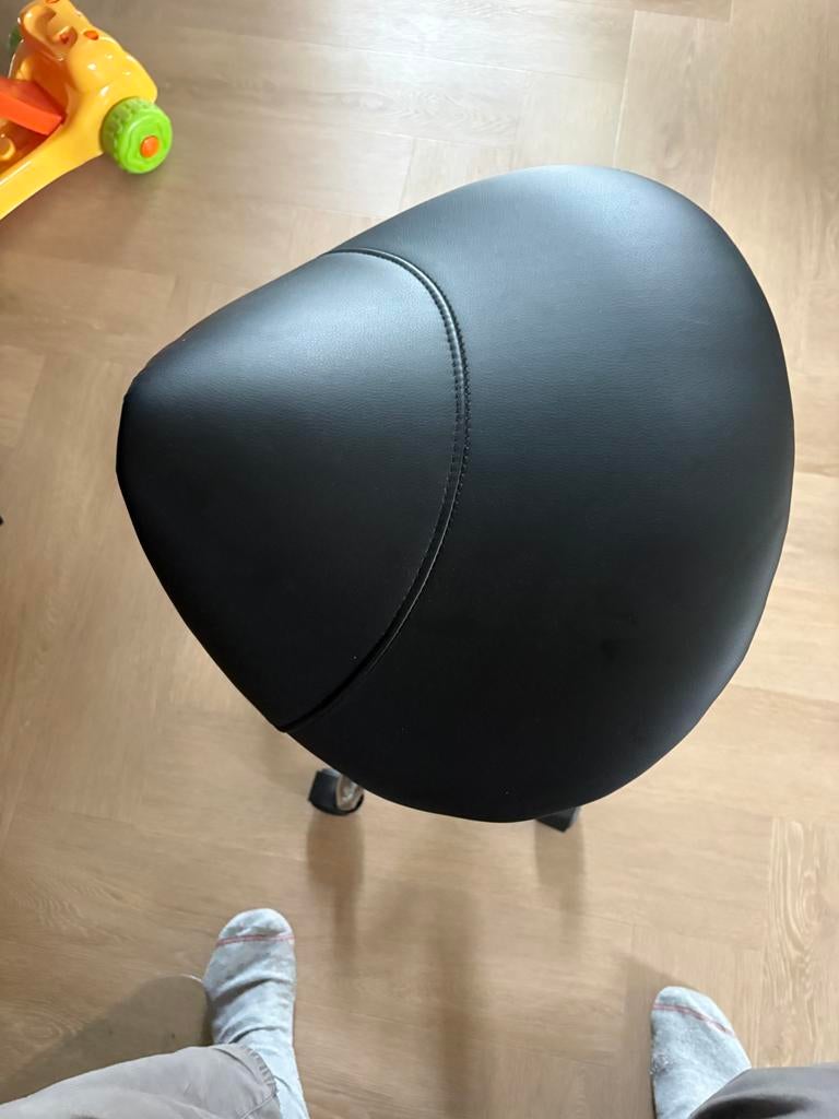 Ergonomische zadelkruk zwart op wielen - Zo goed als nieuw, Huis en Inrichting, Bureaustoelen, Ophalen, Zwart, Zo goed als nieuw