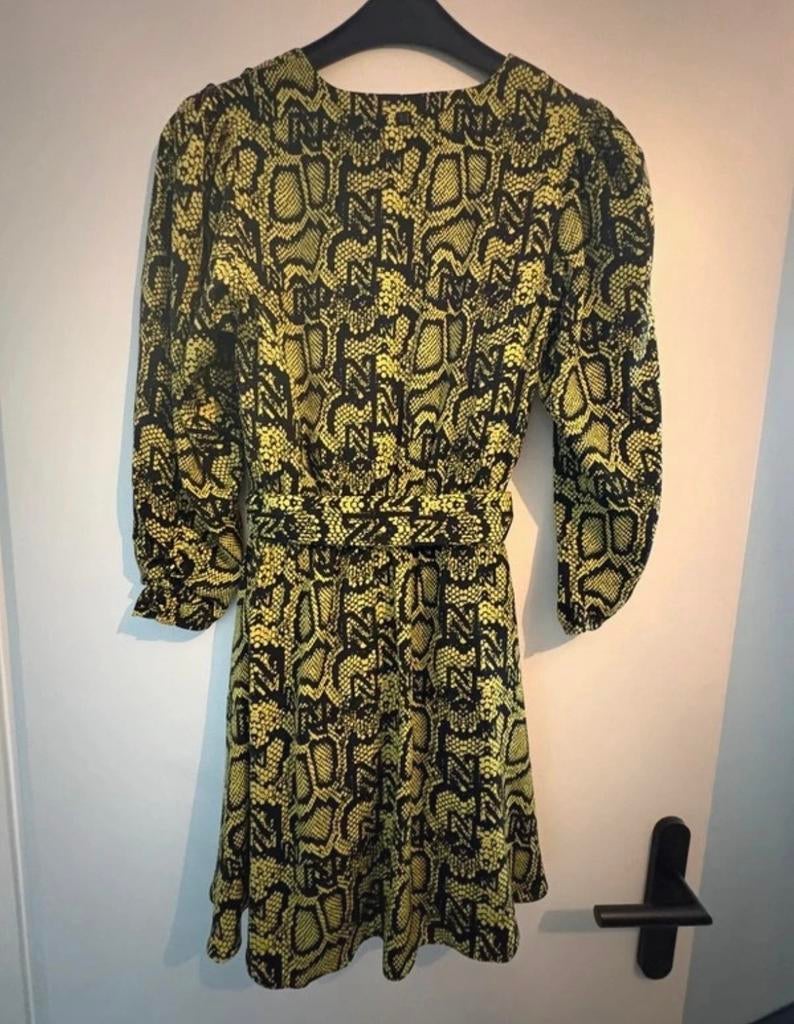 Nikkie jurk met slangenprint, Kleding | Dames, Jurken, Zo goed als nieuw, Maat 36 (S), Geel, Boven de knie, Ophalen of Verzenden