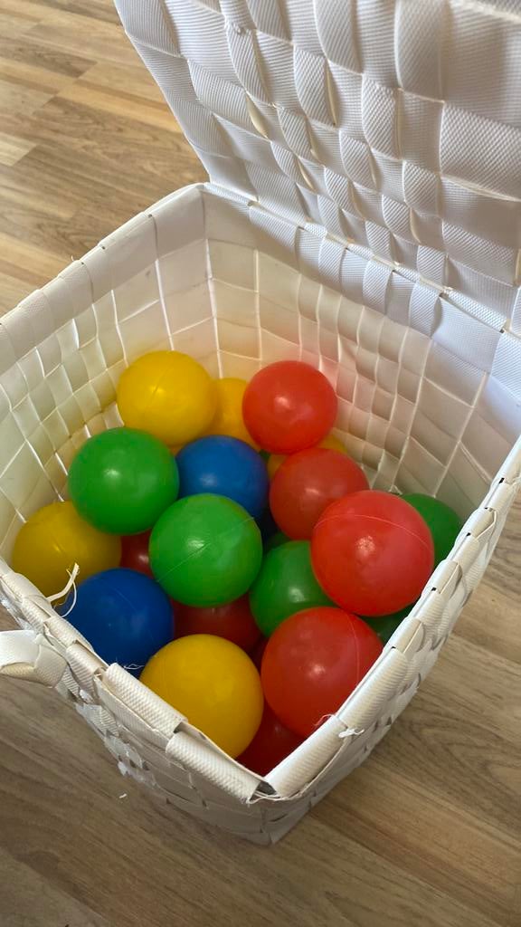 Mand vol met ballen, Ophalen of Verzenden, Zo goed als nieuw