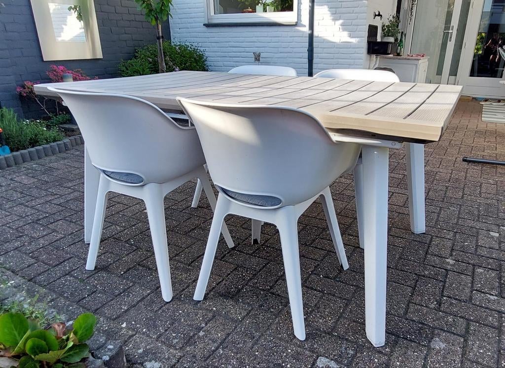 GERESERVEERD kunststof tuintafel + 4 witte stoelen, Ophalen of Verzenden