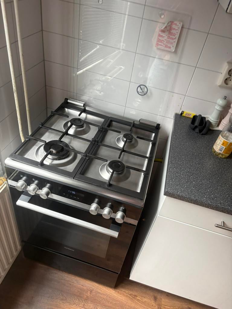 Gasstel/oven van Siemens, Witgoed en Apparatuur, Fornuizen, Ophalen, 4 kookzones, Zo goed als nieuw, Gas