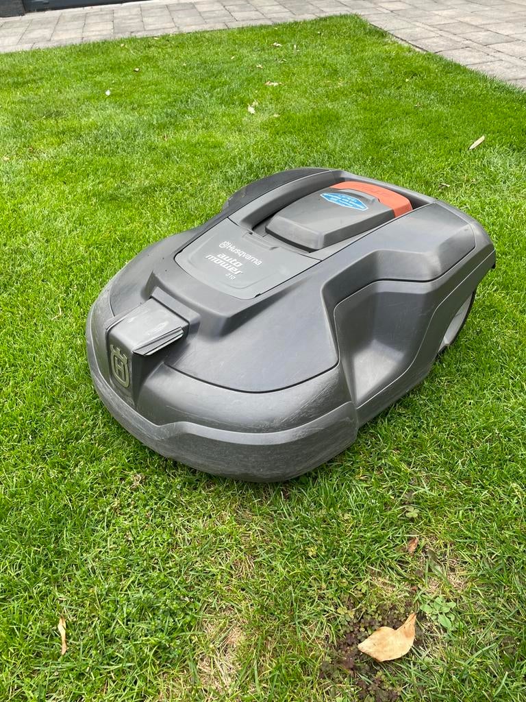 Robotmaaier Husqvarna 310 Automower 2016, Tuin en Terras, Robotmaaiers, Gebruikt, 20 tot 25 cm, Ophalen