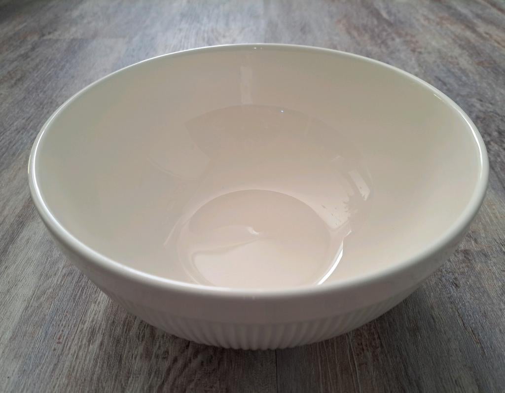 Een grote (salade) schaal van het merk Wedgewood, nu  €  28, Huis en Inrichting, Keuken | Servies, Zo goed als nieuw, Schaal of Schalen