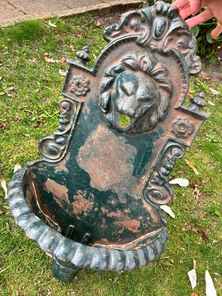 Antieke gietijzeren muurfontein met een leeuwenkopmotief, Tuin en Terras, Ophalen, Zo goed als nieuw, Gietijzer, Overige typen