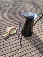 Antieke waterkan en een tafelschuier en kooltjestang, Ophalen of Verzenden, Gebruikt, Kunststof