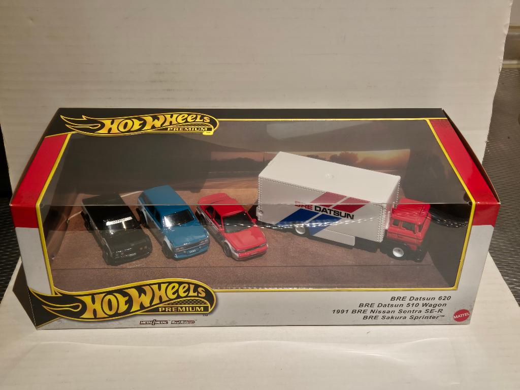 Hotwheels Premium 1/64 BRE Datsun 4 Car Displayset, Hobby en Vrije tijd, Modelauto's | Overige schalen, Ophalen of Verzenden, Nieuw