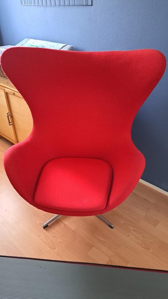 Rode stoel, Huis en Inrichting, 75 tot 100 cm, Ophalen of Verzenden, Zo goed als nieuw, Lijkt op een egg chair