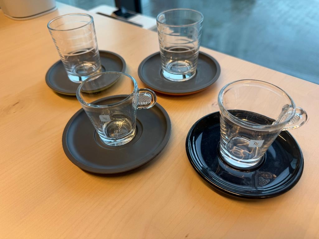 Mooie koffie glazen en schotel van Nespresso - espresso glas, Glas of Glazen, Ophalen of Verzenden, Overige stijlen, Glas