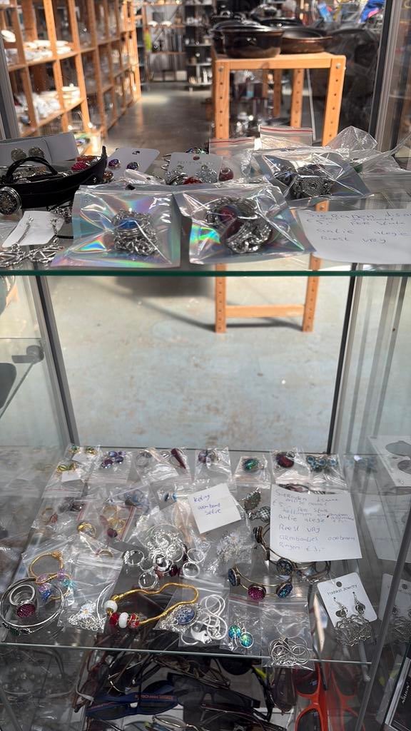 Zelf gemaakte sieraden te koop kringloopwinkel zelhem hiva, Ophalen of Verzenden, Zo goed als nieuw
