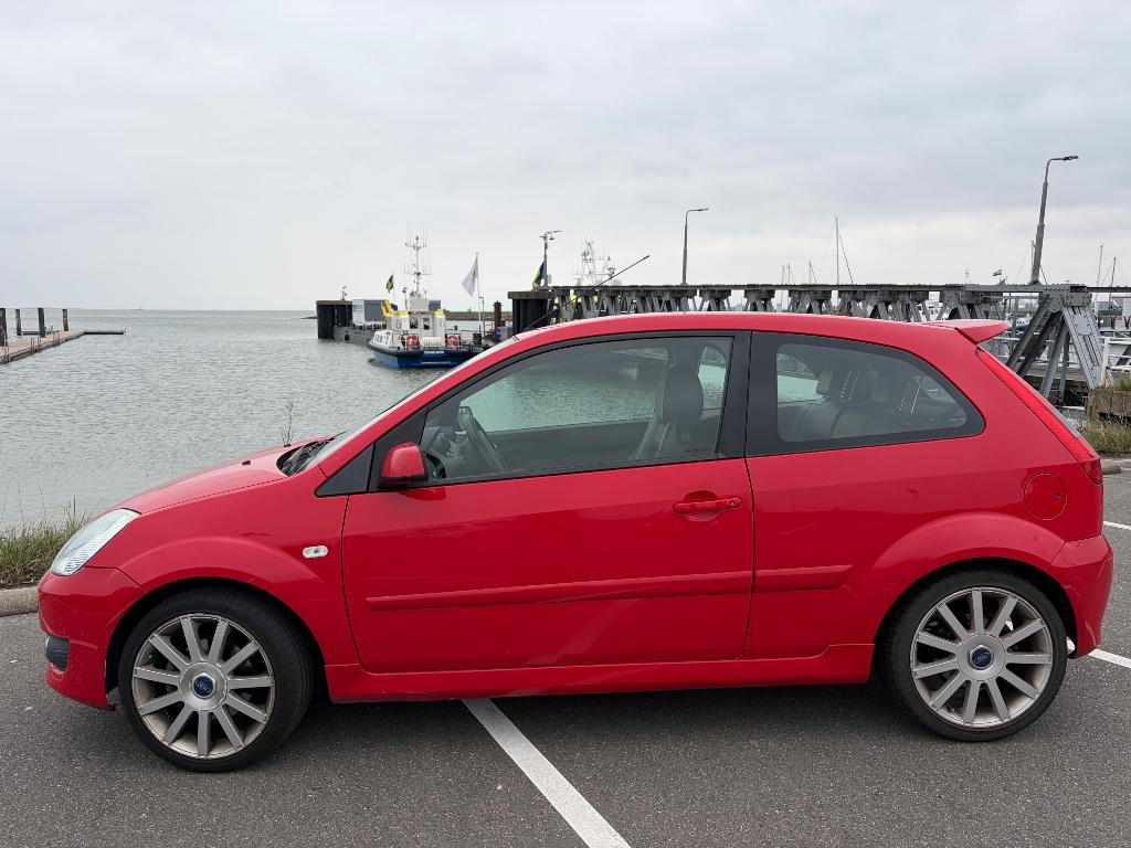 Ford Fiësta 2.0 16V ST 3DR 2005 Rood, Voorwielaandrijving, 1037 kg, 40 €/maand, Zwart