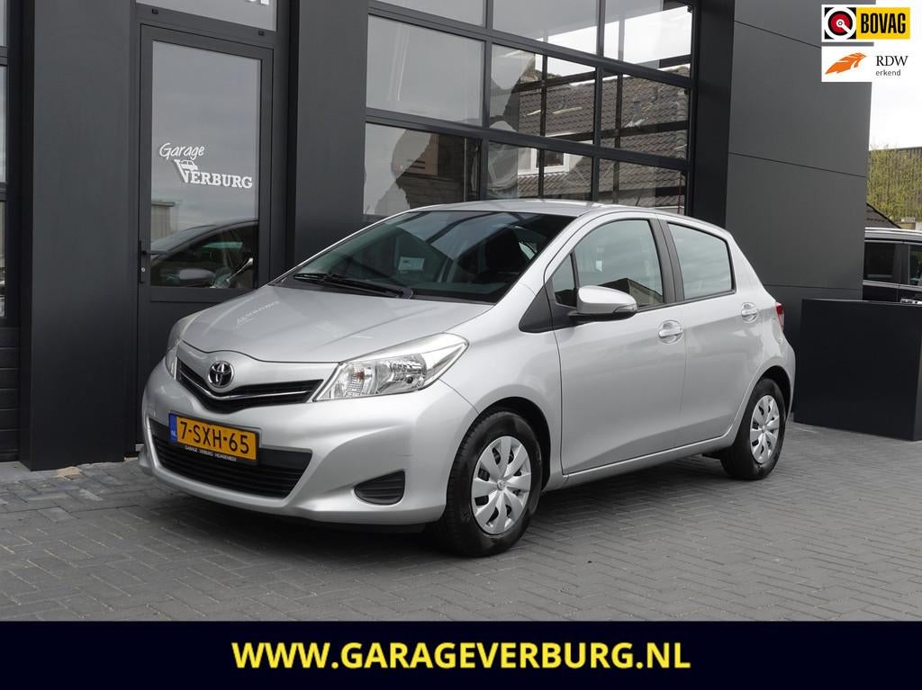 Toyota Yaris 1.3 VVT-i Now (Airco,Trekhaak,12-2013), Auto's, Voorwielaandrijving, Euro 5, Stof, Zwart