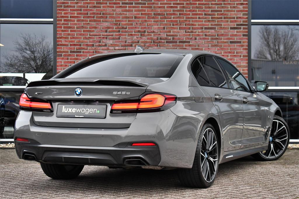 BMW 5 Serie 545e xDrive M-Sport Berninagrau ACC HiFi 20inch, Auto's, BMW, 12 maanden, Gebruikt, Euro 6, 394 pk