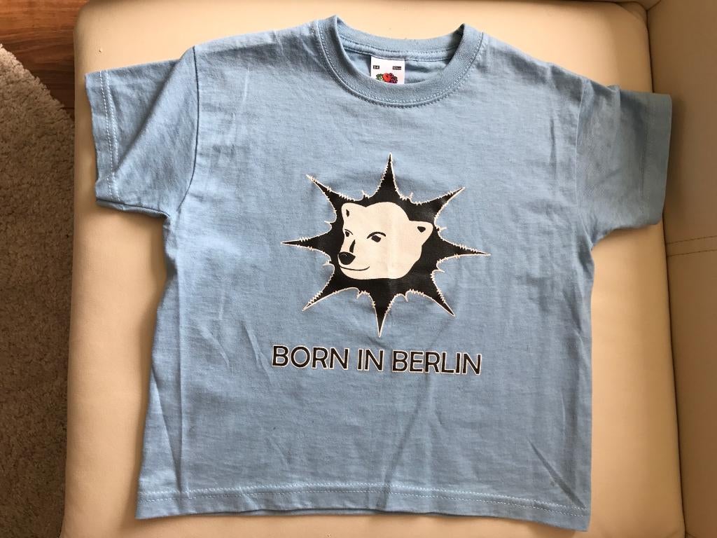 Fruit of the Loom blauwe t-shirt top Born in Berlin beer 104, Jongen of Meisje, Nieuw, Ophalen of Verzenden, Shirt of Longsleeve