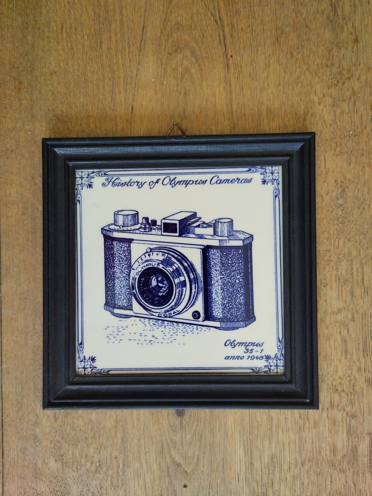 Delfts blauw tegeltje van Olympus camera, Ophalen of Verzenden, 1940 tot 1960, Fototoestel