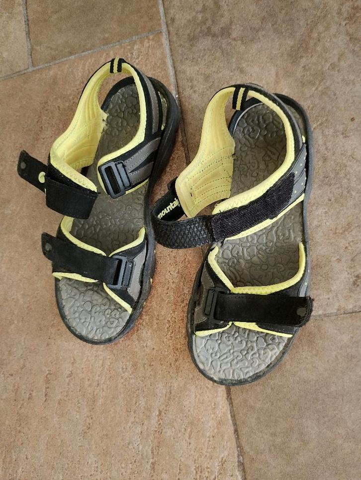 Zwarte Lage Sandalen Met Klittenband Maat 39, Kleding | Dames, Schoenen, Zo goed als nieuw, Sandalen of Muiltjes, Zwart, Ophalen of Verzenden