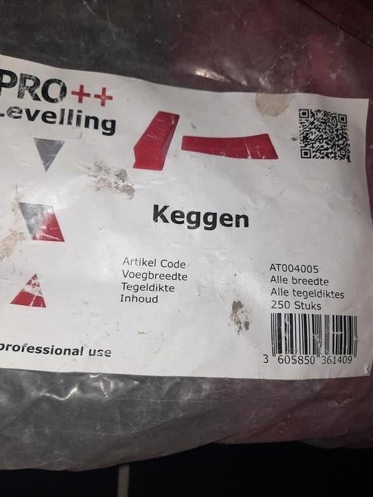 Te koop niveleer tang en halve zak keggen, Doe-het-zelf en Verbouw, Tegels, Minder dan 5 m², Overige materialen, 60 cm of meer