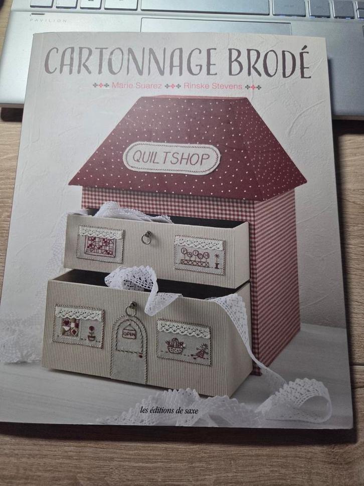 borduurboek Marie Suarez Cartonnage brodé, Hobby en Vrije tijd, Borduren en Borduurmachines, Nieuw, Patroon, Ophalen of Verzenden