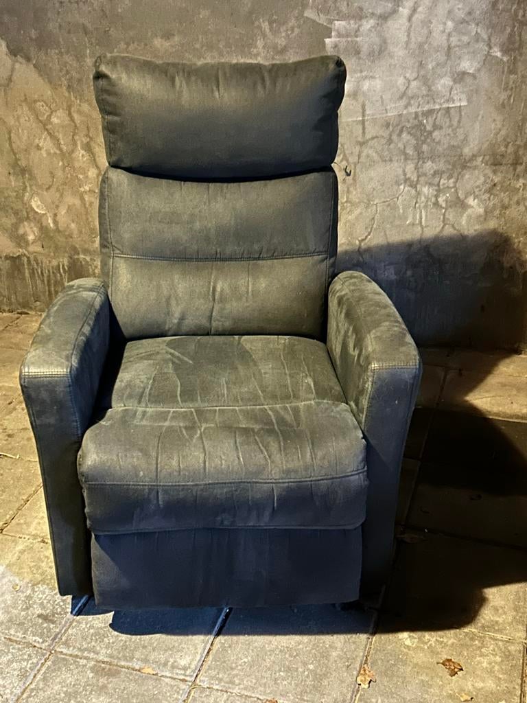 Comfortabele grijze relaxfauteuil met verstelbare rugleuning, Ophalen, Gebruikt, 75 tot 100 cm, Stof