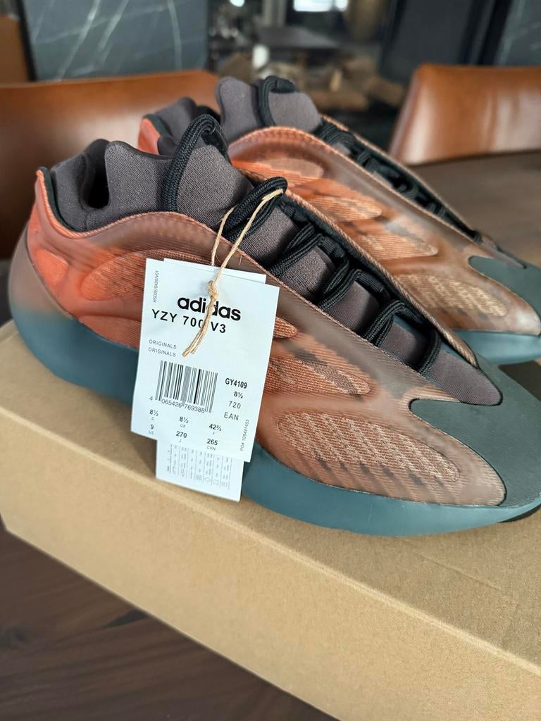 Adidas Yeezy 700 V3 - Maat 8,5, Kleding | Heren, Schoenen, Ophalen of Verzenden, Nieuw, Overige kleuren, Sneakers of Gympen