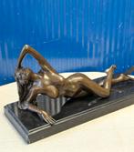 Bronzen beeld liggende vrouw op marmeren sokkel, Ophalen of Verzenden