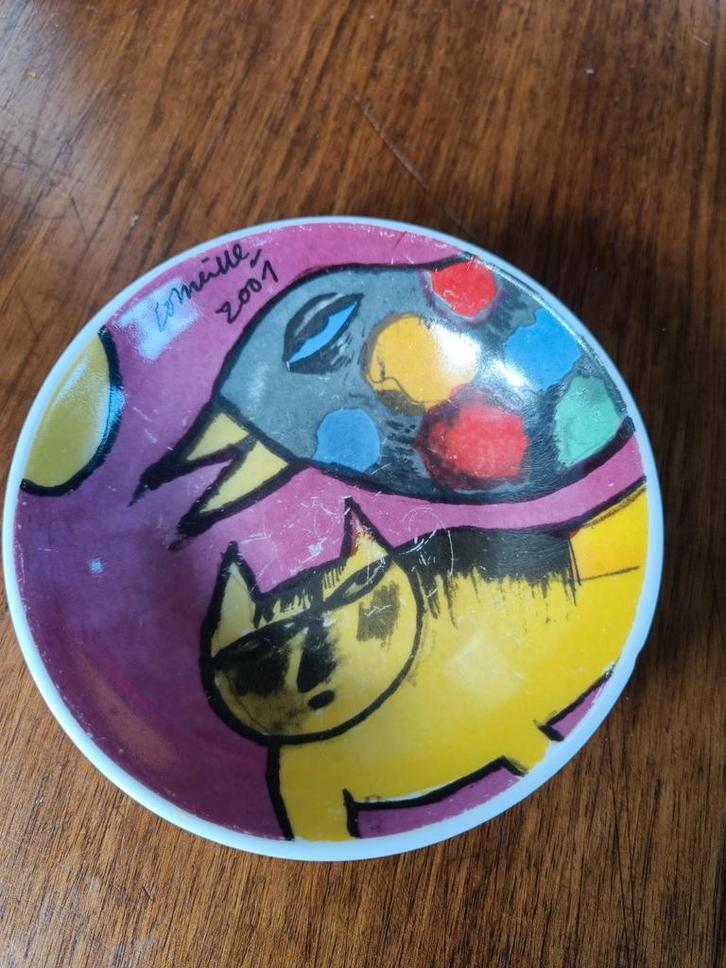 Corneille schaaltje met vogel en kat, gesigneerd 2001, Antiek en Kunst, Antiek | Schalen, Ophalen of Verzenden