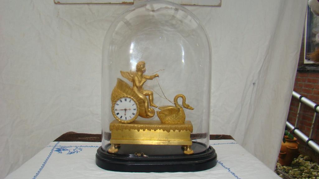 Vuurverguld klein klokje onder een stolp, Antiek en Kunst, Antiek | Klokken, Ophalen of Verzenden