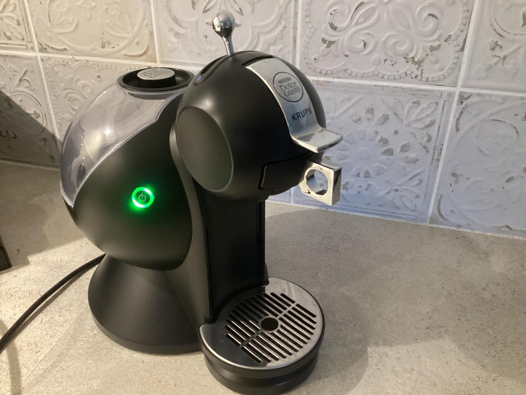 Zwarte Dolce Gusto, Witgoed en Apparatuur, Koffiezetapparaten, Koffiemachine, Ophalen of Verzenden, Zo goed als nieuw, 1 kopje