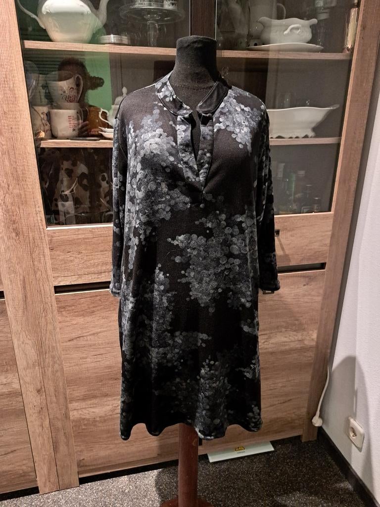 Zwart grijze jurk magna mt 40/42 ,valt ruim, Maat 38/40 (M), Zwart, Ophalen of Verzenden, Onder de knie