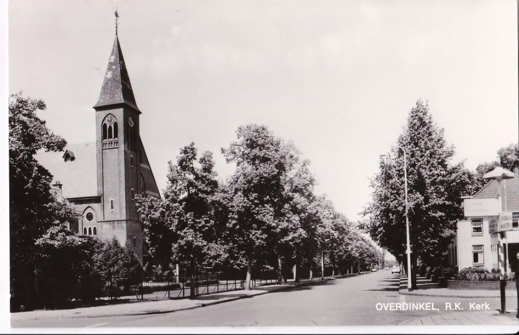 Overdinkel (Ov) R.K. Kerk 1973. -met ANWB wegwijzer-, Verzamelen, Ansichtkaarten | Nederland, Verzenden, 1960 tot 1980, Gelopen
