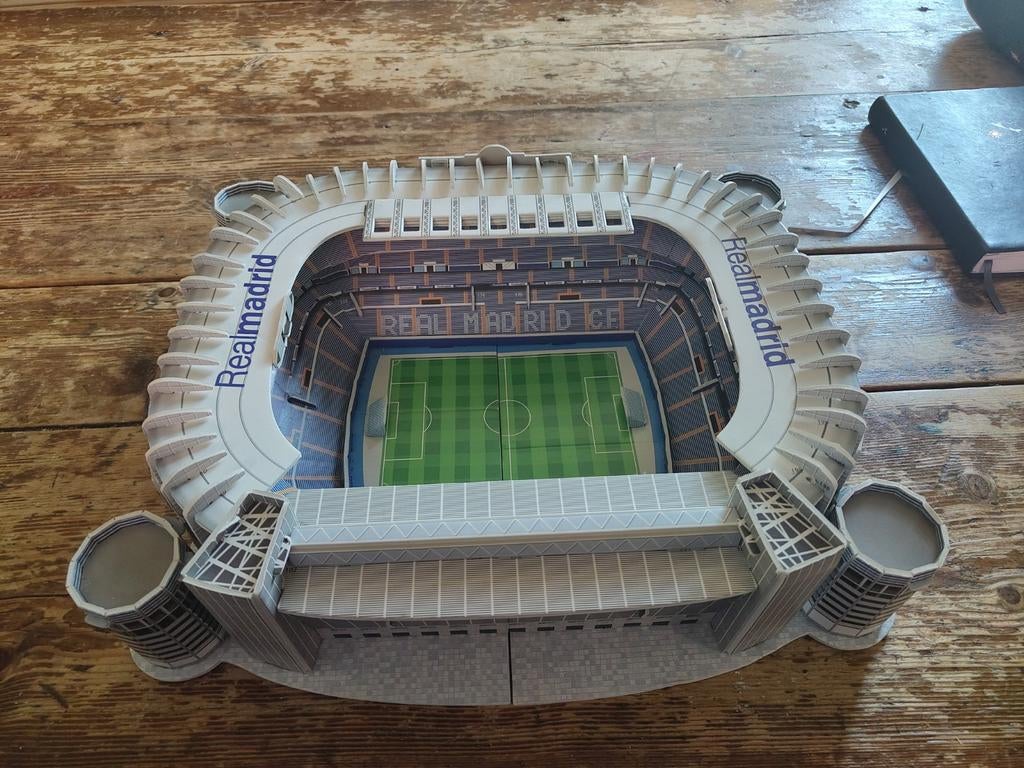 Santiago Bernabéu Stadion Miniatuur - Hard Karton, Ophalen of Verzenden, Zo goed als nieuw, 1:144 of kleiner