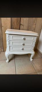 Te koop wit brocante (nacht)kastje met 3 lades, Ophalen, Gebruikt, Minder dan 45 cm, 55 tot 70 cm