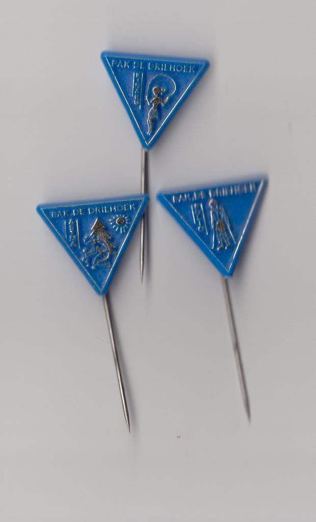 Pak de Driehoek Polio Astma Kinabu speldjes, Verzamelen, Speldjes, Pins en Buttons, Gebruikt, Speldje of Pin, Overige onderwerpen