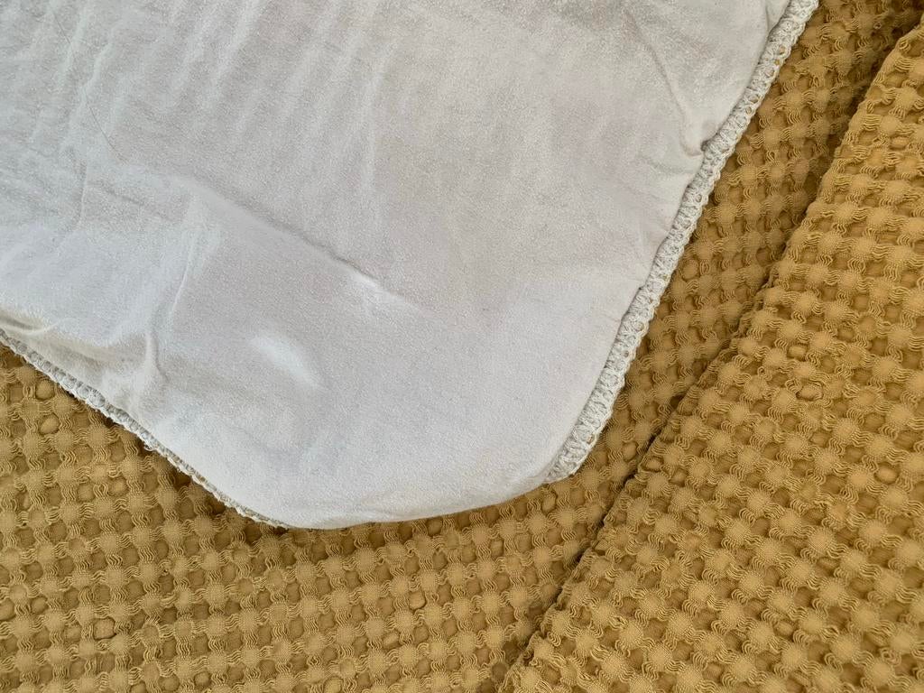 Koeka wiegdeken 90x130cm wafelstof okergeel, Ophalen of Verzenden, Zo goed als nieuw, 100 cm of meer, Deken